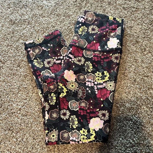 Size 4 Floral Lululemon Cropped Leggings - Picture 1 of 8